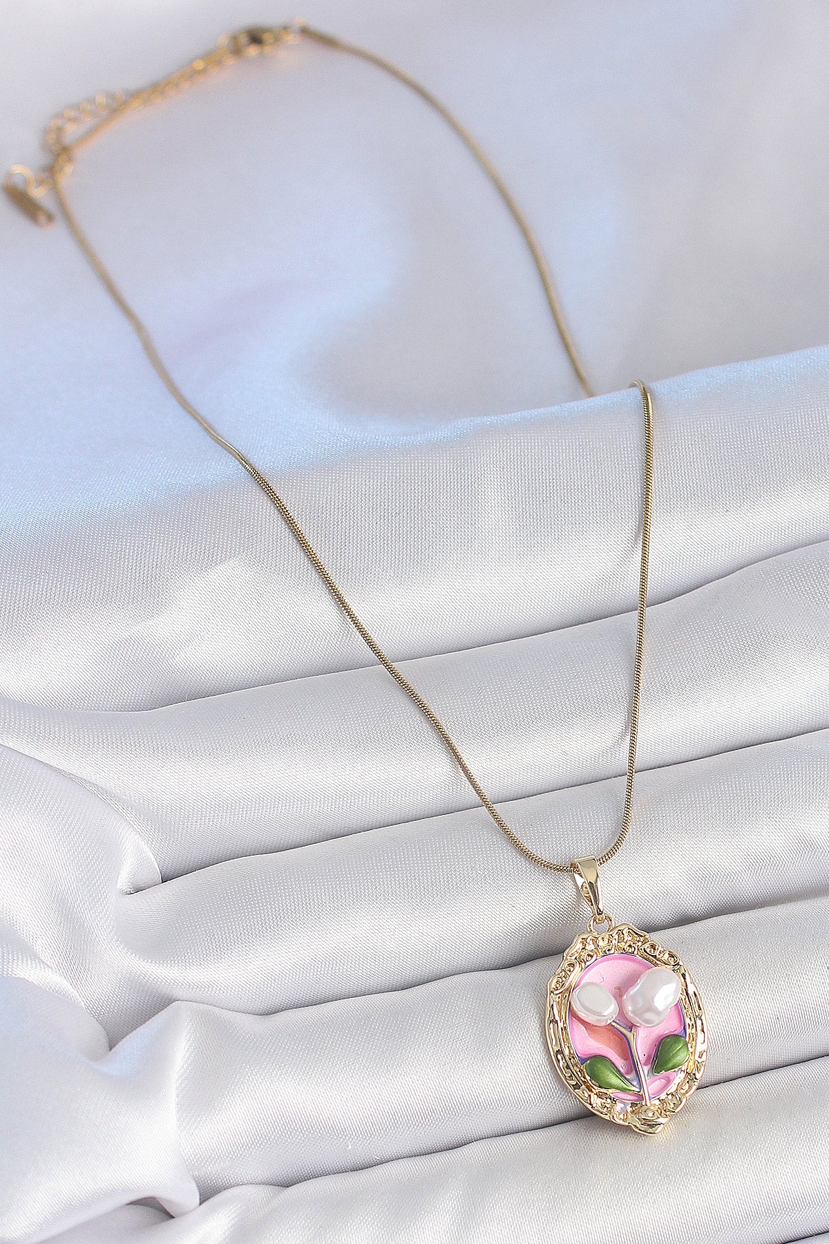 316L Çelik Gold Renk Zincir Pembe Mineli İncili Çiçek İşlemeli Portre Model Kadın Kolye