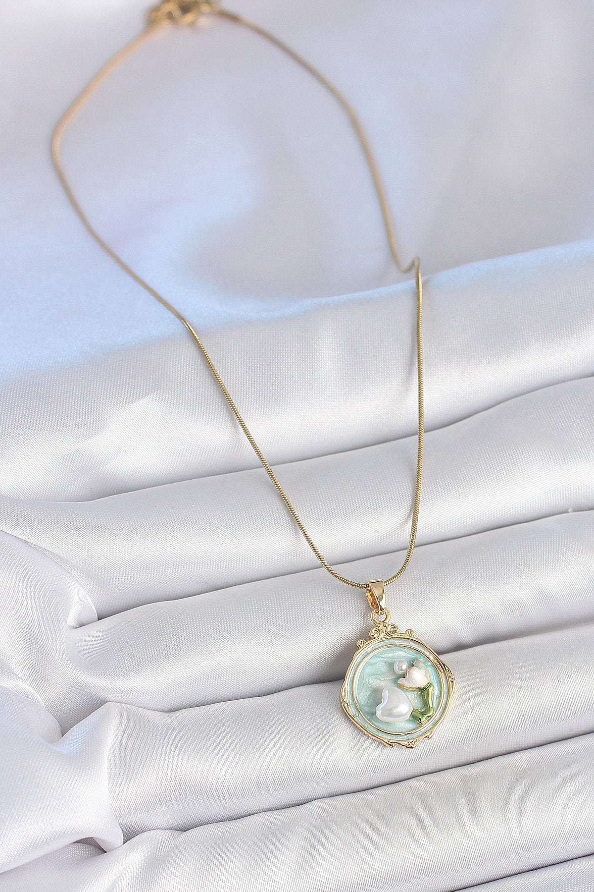 316L Çelik Gold Renk Zincir Turkuaz Mineli İncili Çiçek İşlemeli Portre Model Kadın Kolye