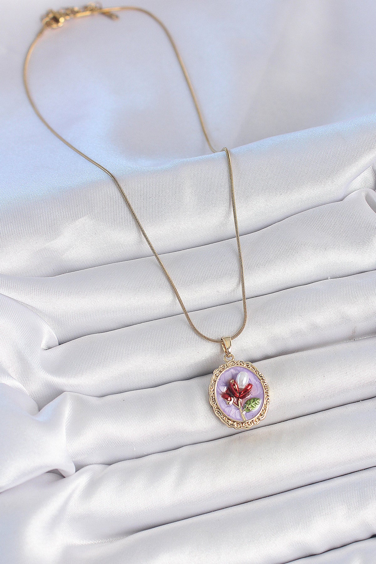 316L Çelik Gold Renk Zincir Mor Mineli İncili Çiçek İşlemeli Portre Model Kadın Kolye