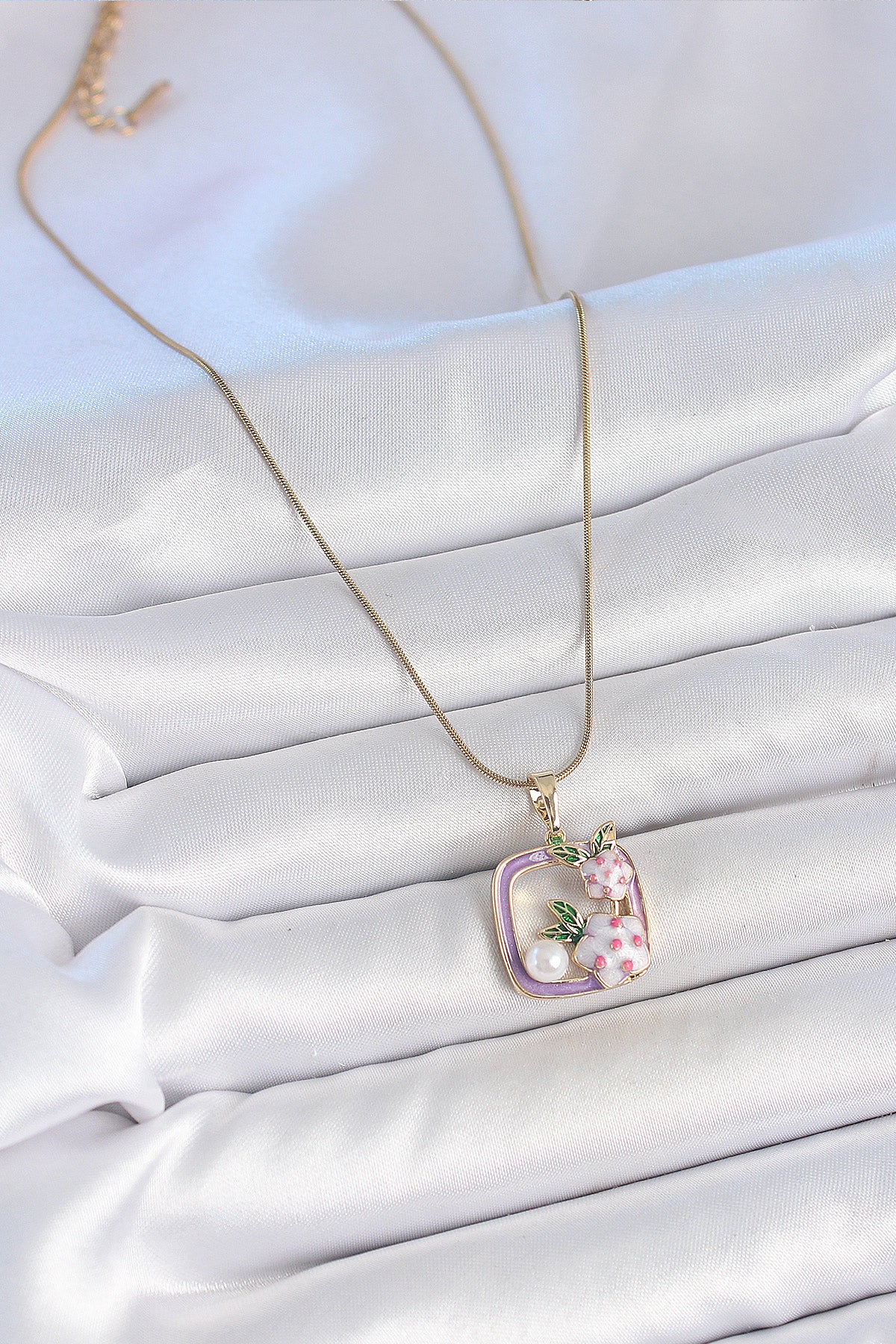 316L Çelik Gold Renk Zincir Mor Mineli Kare Model Çiçek İşlemeli İnci Detay Kadın Kolye
