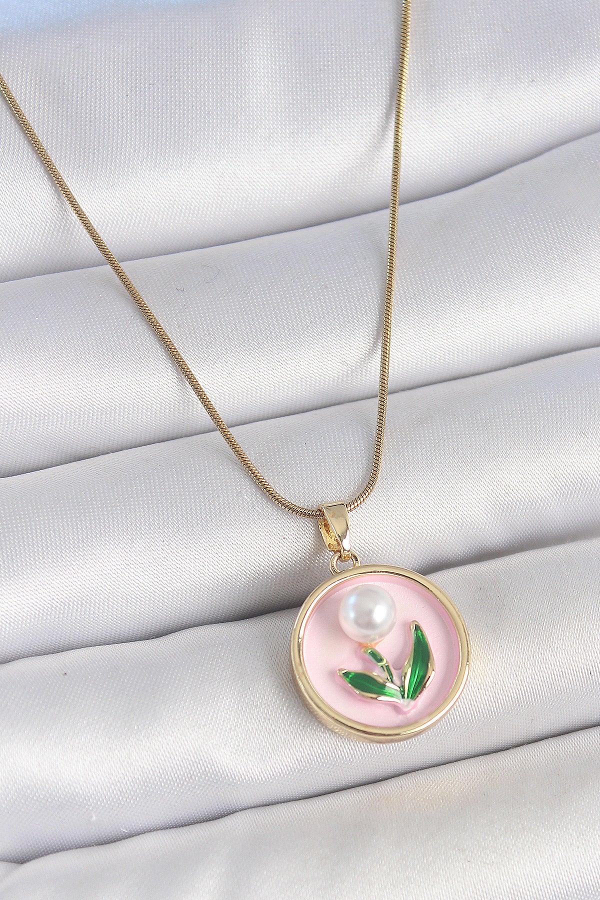 316L Çelik Gold Renk Zincir Pembe Mineli İncili Çiçek İşlemeli Portre Model Kadın Kolye