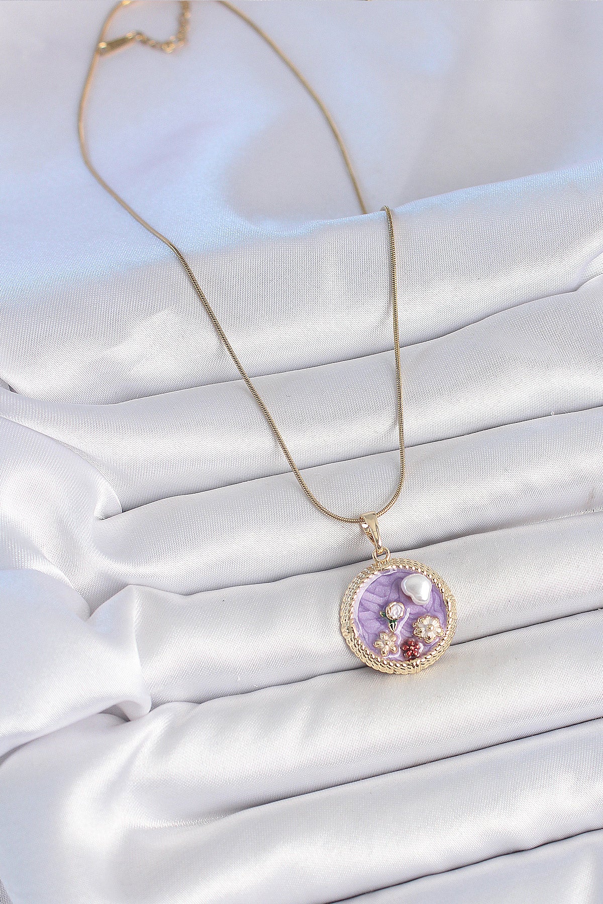 316L Çelik Gold Renk Zincir Mor Mineli İncili Çiçek İşlemeli Madalyon Model Kadın Kolye
