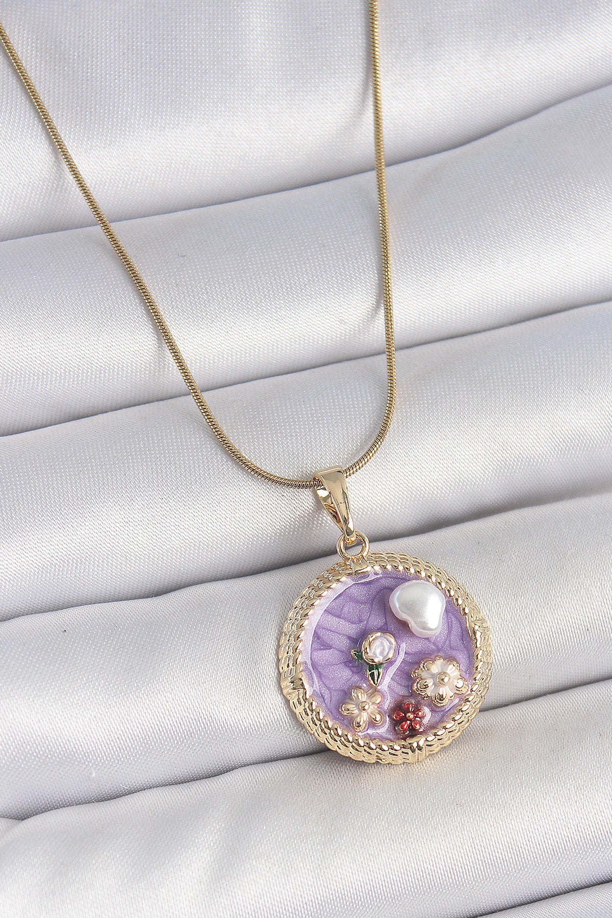 316L Çelik Gold Renk Zincir Mor Mineli İncili Çiçek İşlemeli Madalyon Model Kadın Kolye