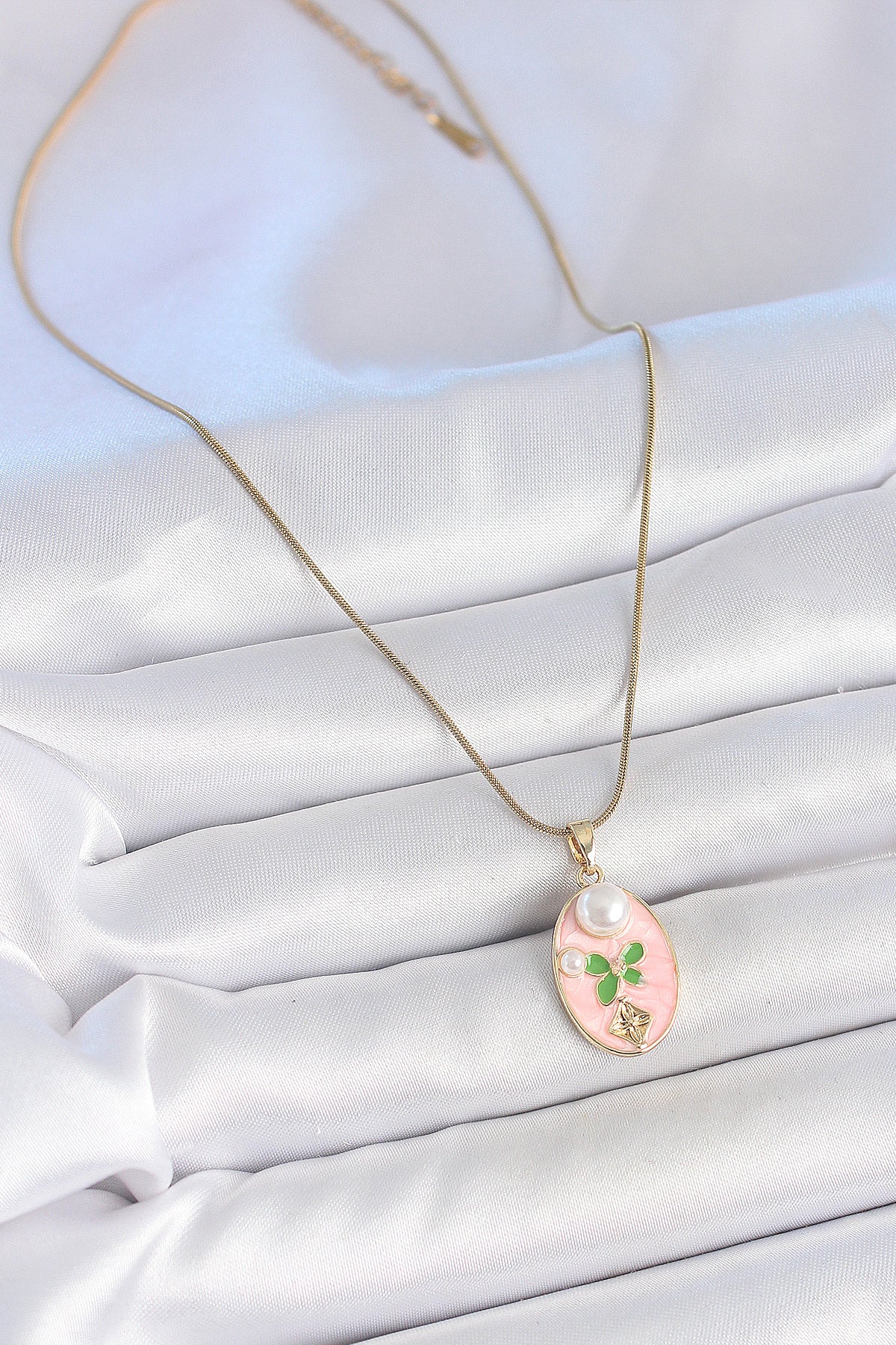 316L Çelik Gold Renk Zincir Pembe Mineli Oval İncili Çiçek İşlemeli Portre Model Kadın Kolye