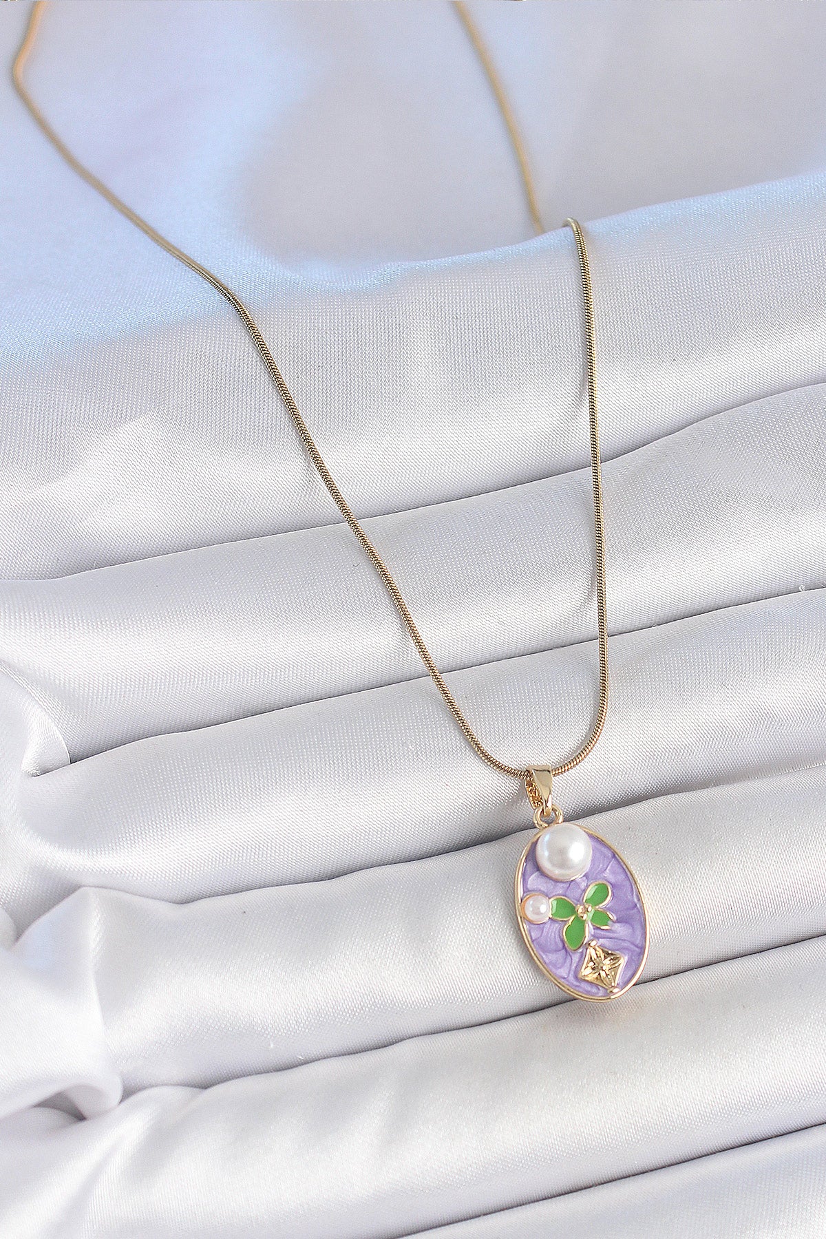 316L Çelik Gold Renk Zincir Mor Mineli Oval İncili Çiçek İşlemeli Portre Model Kadın Kolye