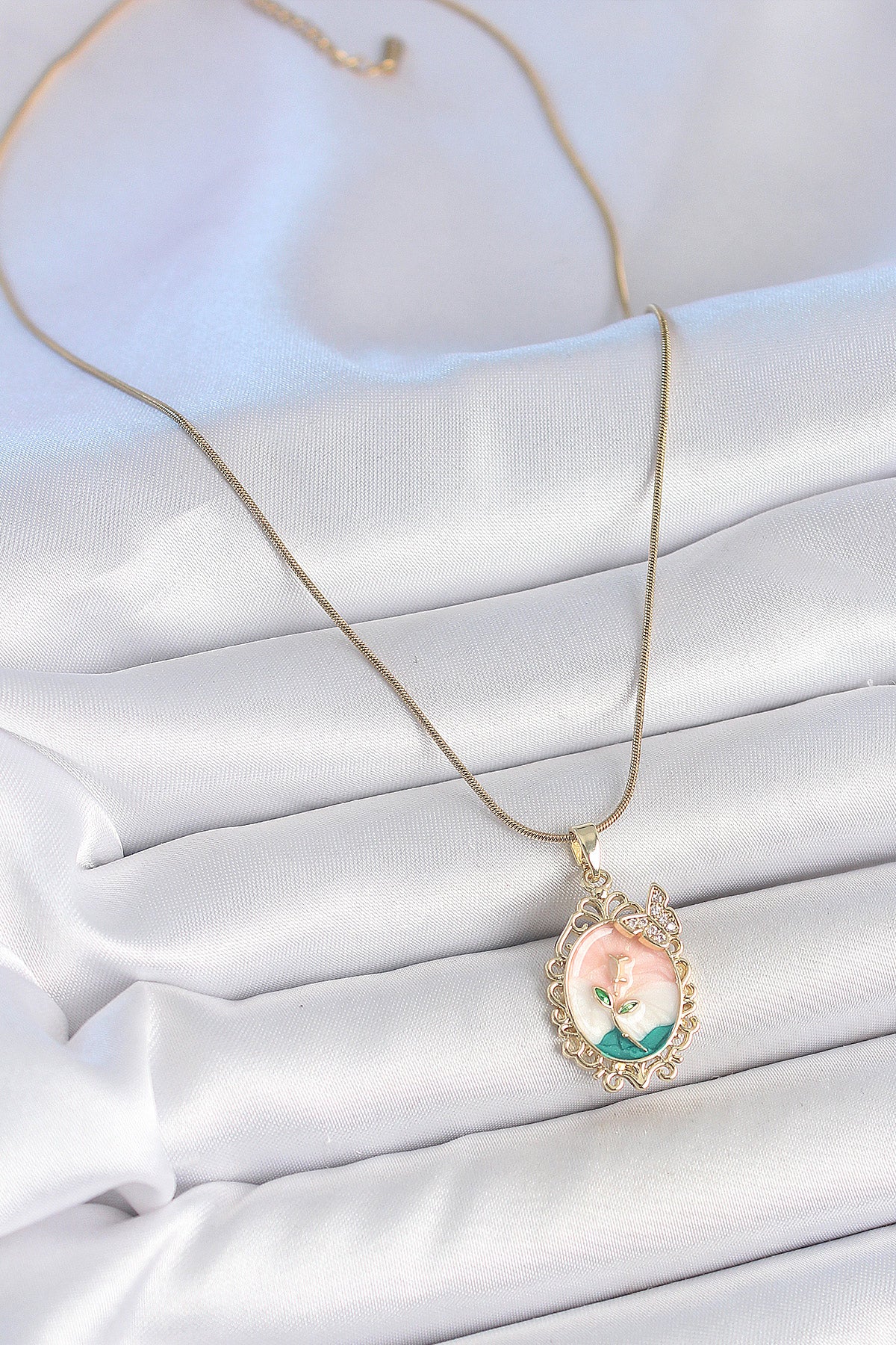316L Çelik Gold Renk Zincir Mix Renk Çiçek İşlemeli Zirkon Taş Detaylı Portre Model Kadın Kolye