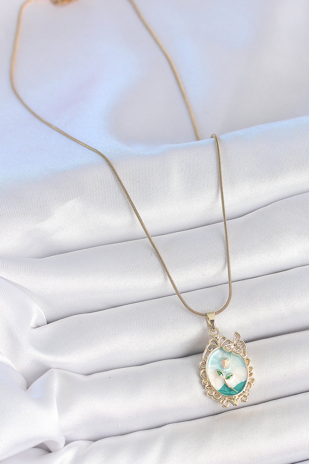 316L Çelik Gold Renk Zincir Mavi Mineli Çiçek İşlemeli Zirkon Taş Detaylı Portre Model Kadın Kolye