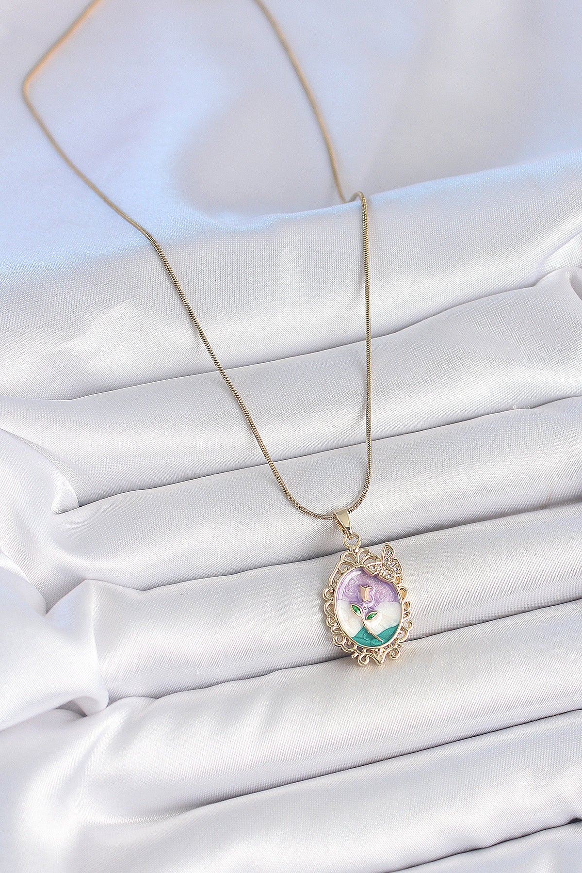 316L Çelik Gold Renk Zincir Mix Renk Mineli Çiçek İşlemeli Zirkon Taş Detaylı Portre Model Kadın Kolye