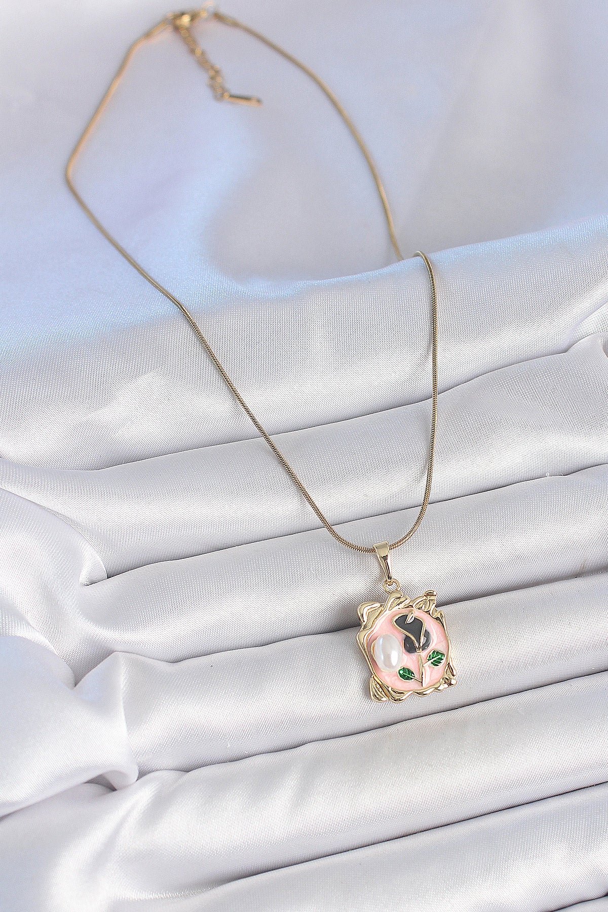 316L Çelik Gold Renk Zincir Pembe Mineli Çiçek İşlemli İnci Detay Portre Model Kadın Kolye