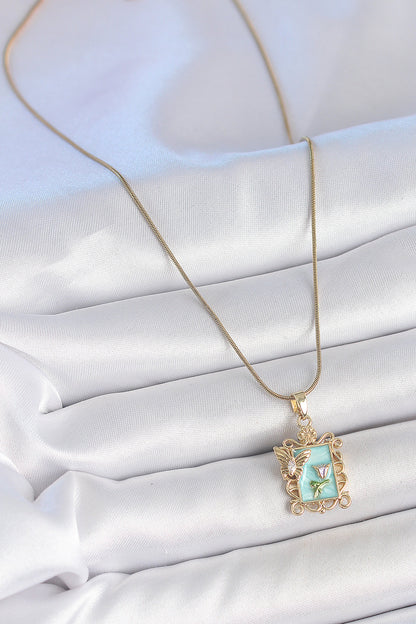 316L Çelik Gold Renk Zincir Mavi Mineli Çiçek İşlemeli Zirkon Taşlı Kelebek Detay Portre Model Kadın Kolye