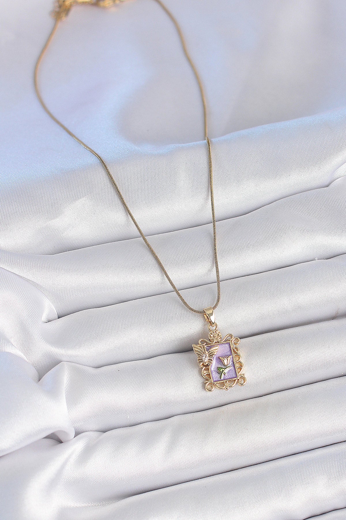 316L Çelik Gold Renk Zincir Mor Mineli Çiçek İşlemeli Zirkon Taşlı Kelebek Detay Portre Model Kadın Kolye