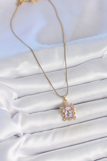 316L Çelik Gold Renk Zincir Mor Mineli Çiçek İşlemeli Zirkon Taşlı Kelebek Detay Portre Model Kadın Kolye
