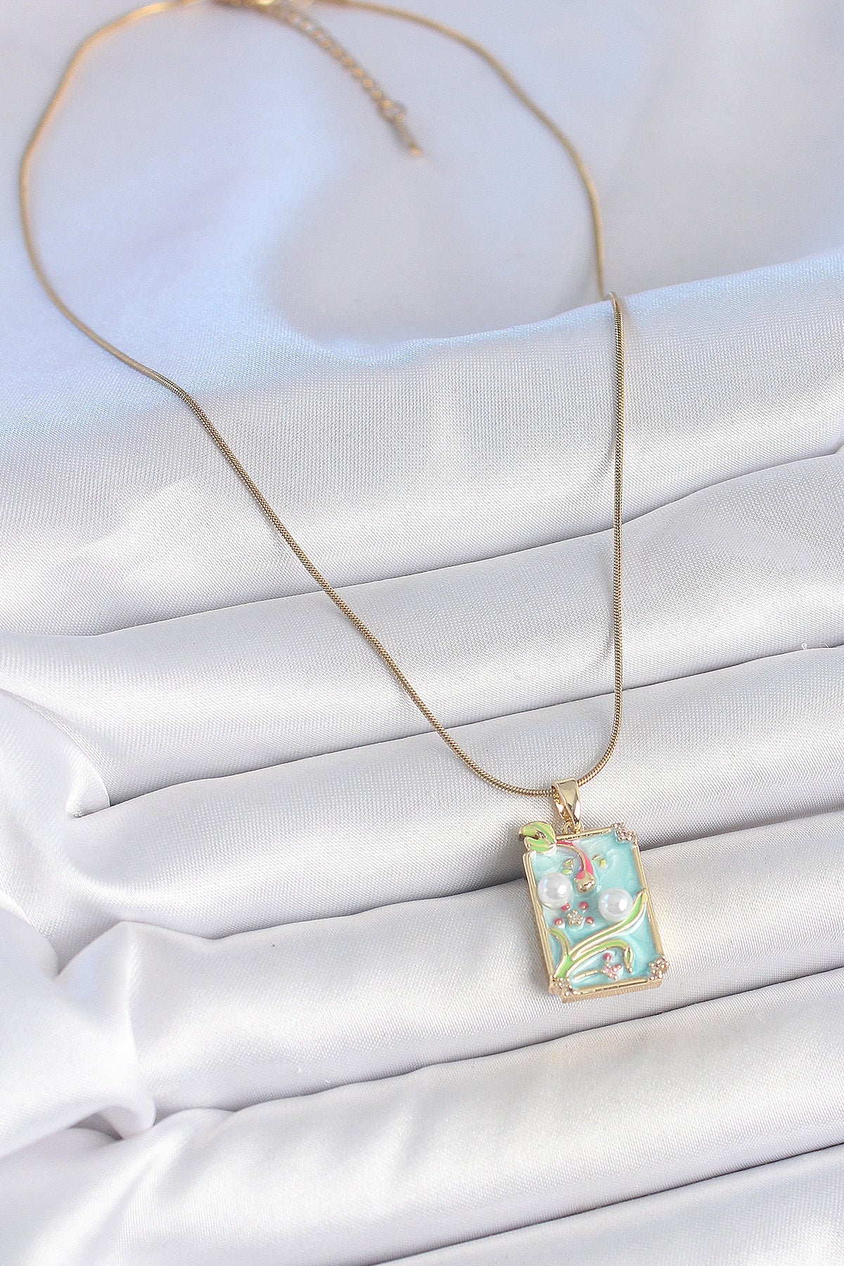 316L Çelik Gold Renk Zincir Mavi Mineli İncili Çiçek İşlemeli Portre Model Kadın Kolye