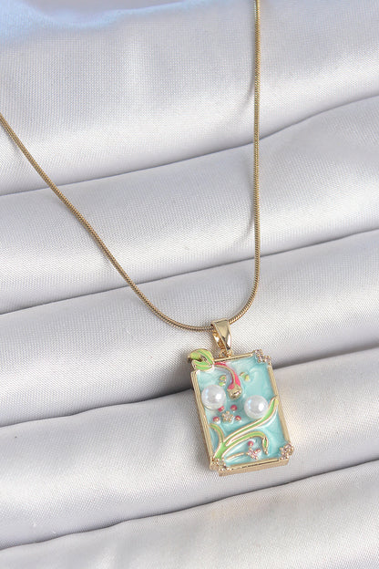 316L Çelik Gold Renk Zincir Mavi Mineli İncili Çiçek İşlemeli Portre Model Kadın Kolye