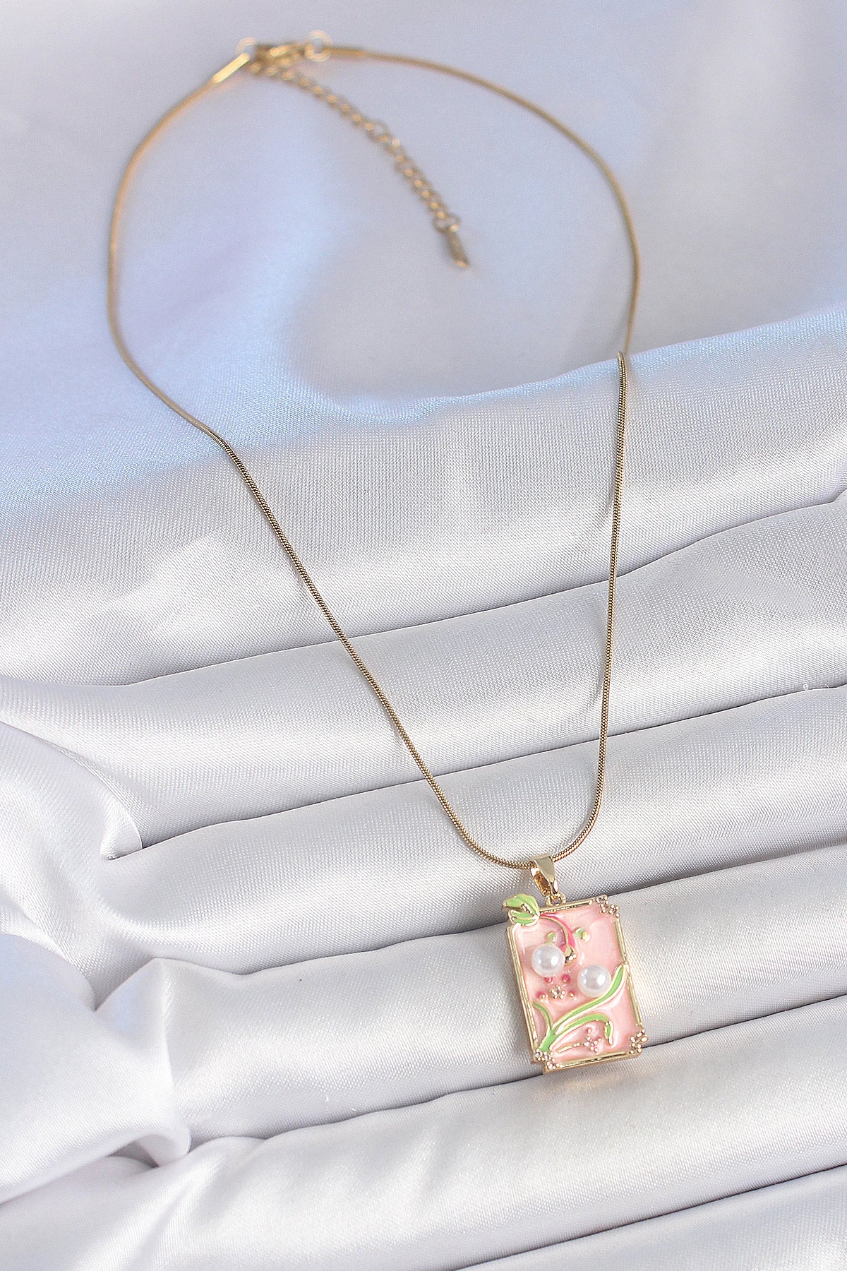 316L Çelik Gold Renk Zincir Pembe Mineli İncli Çiçek İşlemeli Portre Model Kadın Kolye