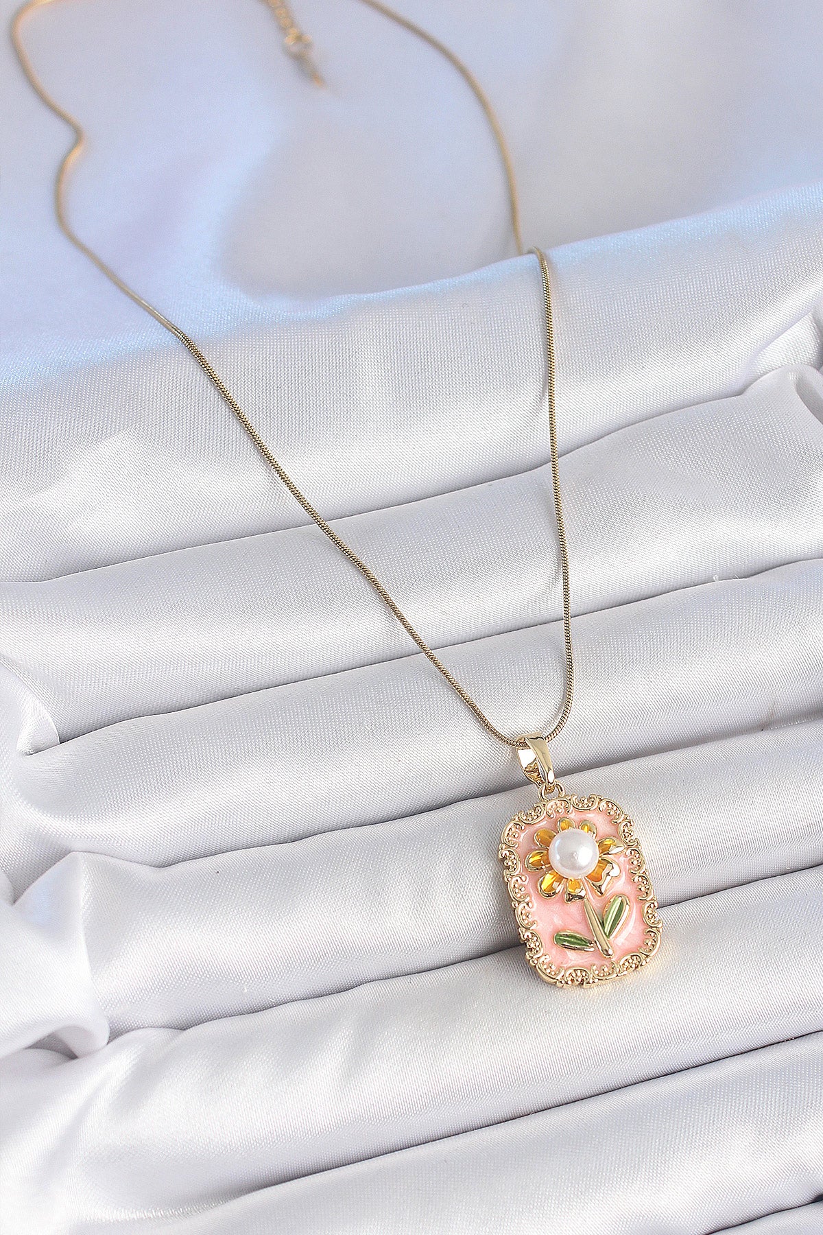 316L Çelik Gold Renk Zincir Pembe Mineli İncli Papatya Model Portre Model Kadın Kolye