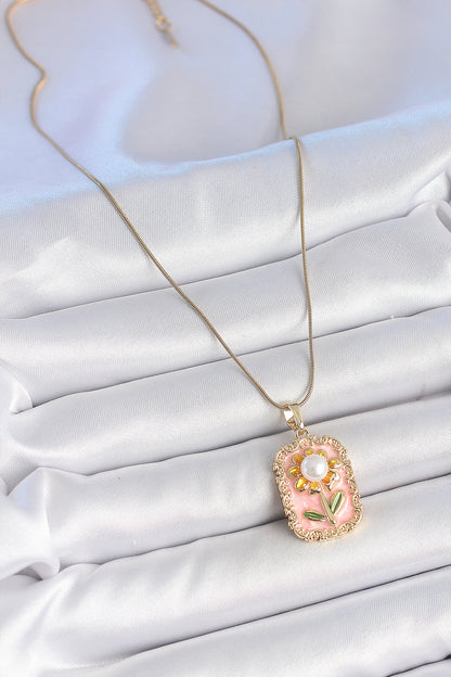 316L Çelik Gold Renk Zincir Pembe Mineli İncli Papatya Model Portre Model Kadın Kolye