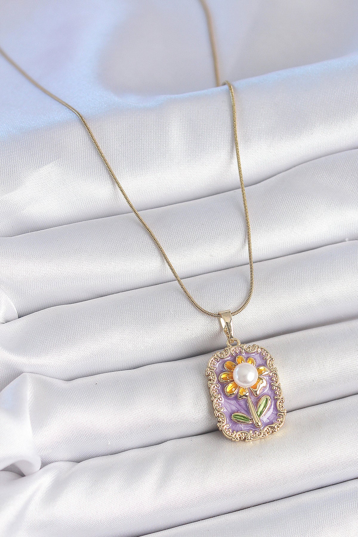 316L Çelik Gold Renk Zincir Mor Mineli İncili Papatya İşlemeli Portre Model Kadın Kolye
