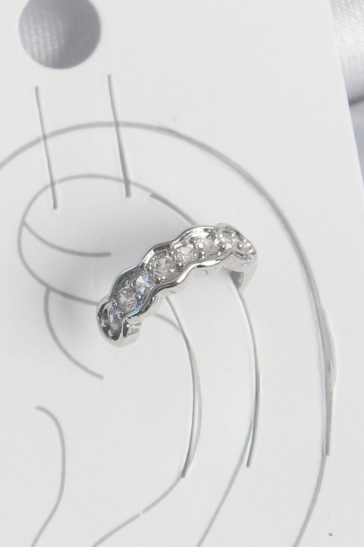 Pirinç Gümüş Renk Zirkon Taşlı Kıkırdak Model Kadın Küpe