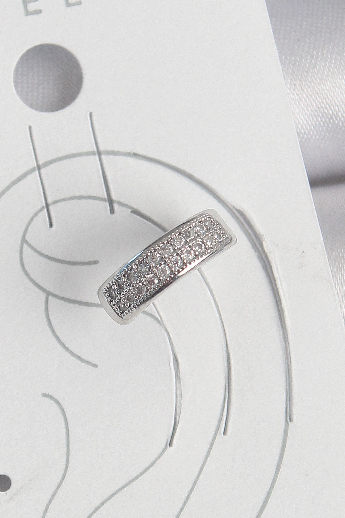 Pirinç Gümüş Renk Zirkon Taşlı Kıkırdak Model Kadın Küpe