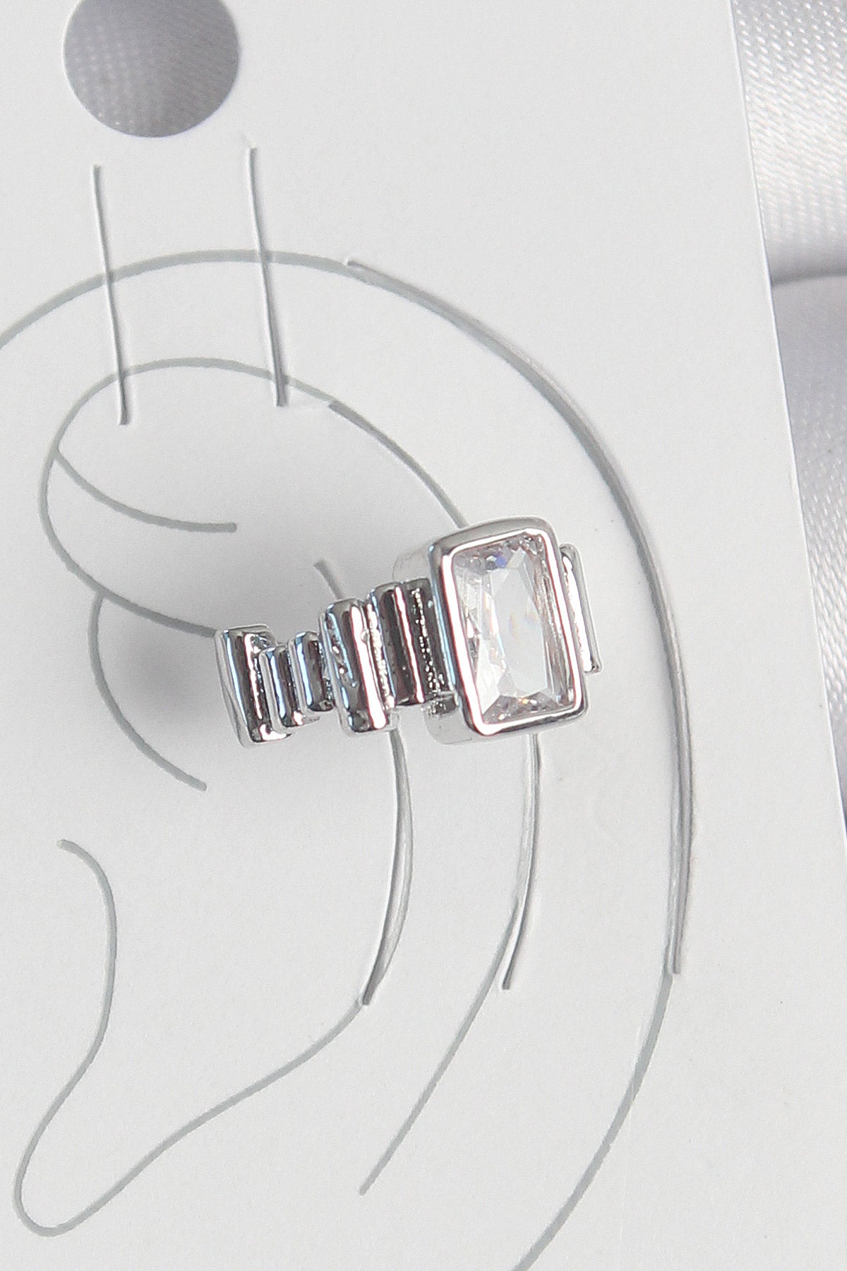 Pirinç Gümüş Renk Kare Zirkon Taşlı Kadın Kıkırdak Model Küpe