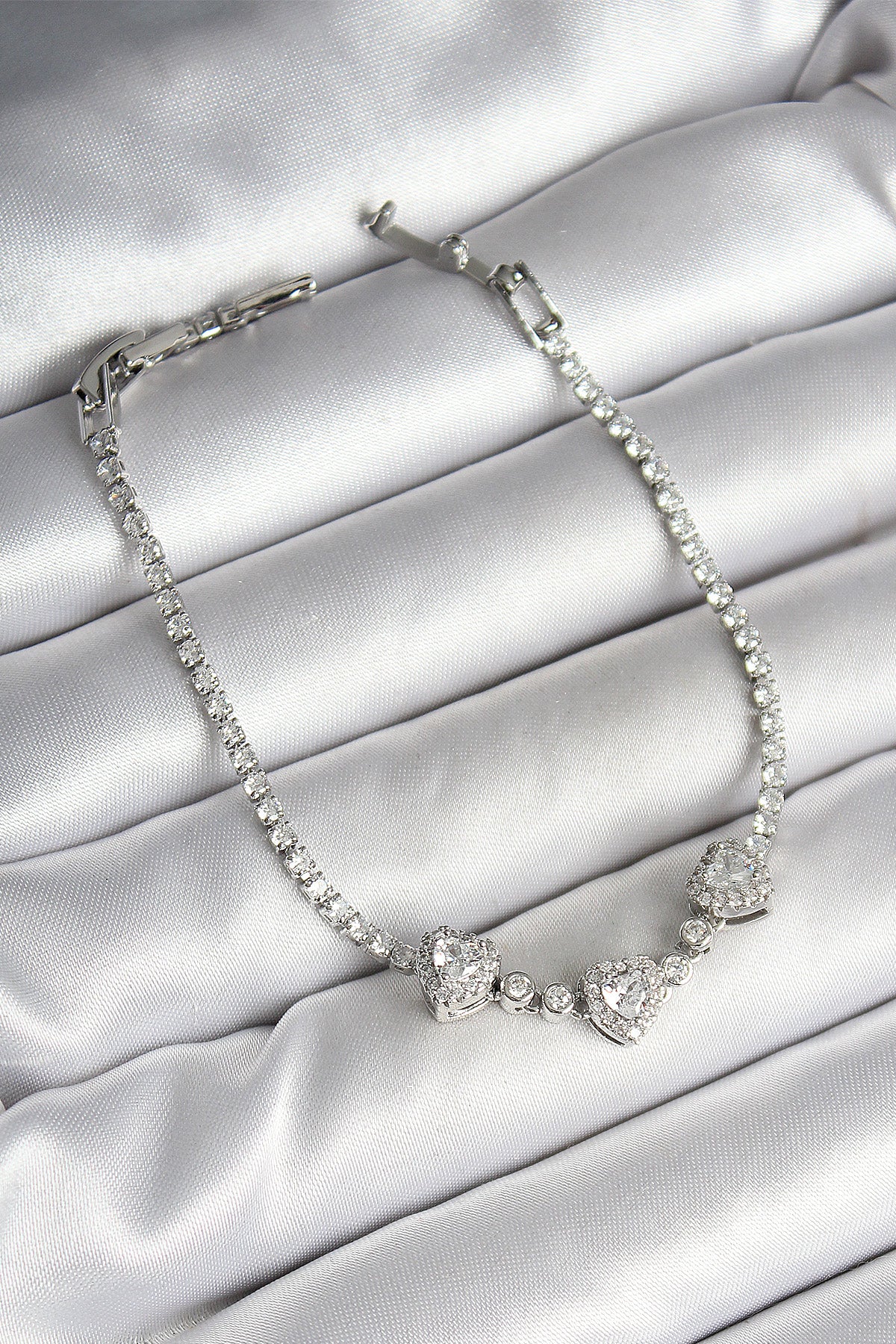 Pirinç Sıralı Kalp Figürlü Zirkon Taşlı Gümüş Renk Kadın Bileklik