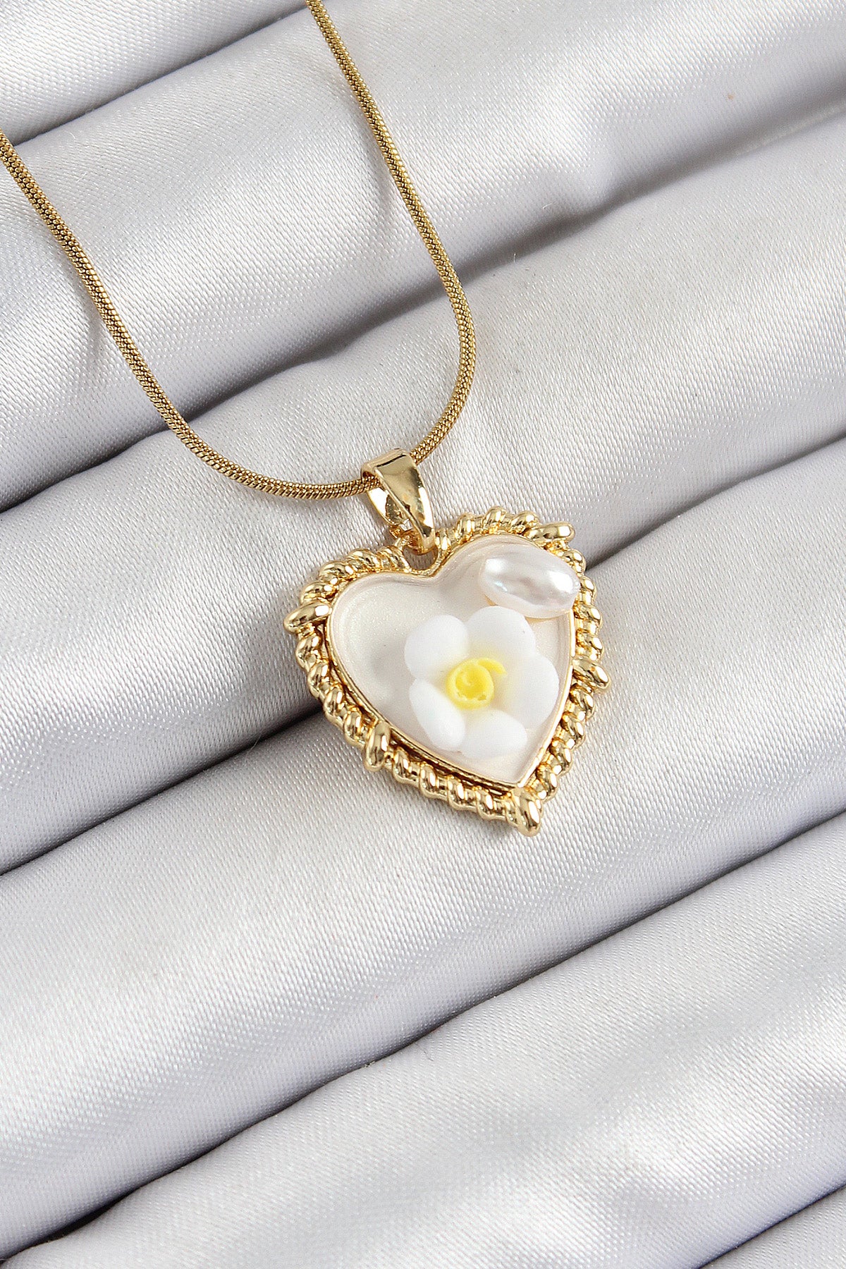 316L Çelik Zincir Beyaz Sanatsal Portre İnci Detaylı Papatya Figürlü Kalp Model Gold Renk Kadın Kolye