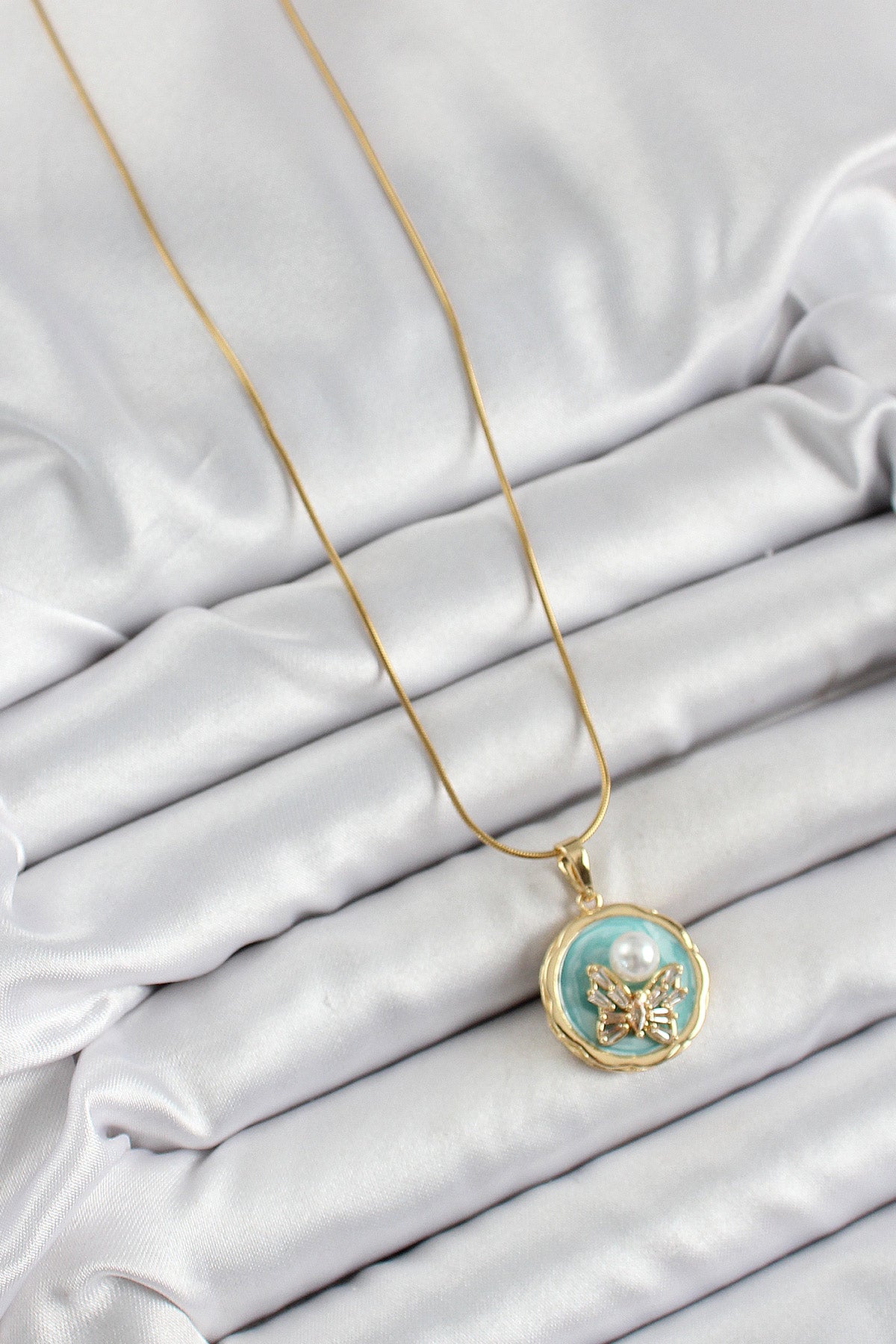 316L Çelik Zincir Zirkon Taşlı Turkuaz Sanatsal Portre İnci Detaylı Kelebek Model Gold Renk Kadın Kolye