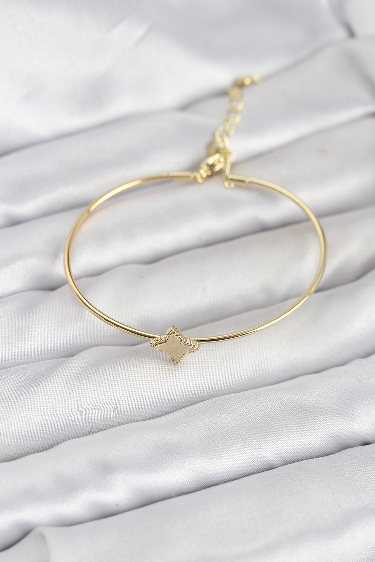 Brass Gold-Tone Clover Women's Bracelet