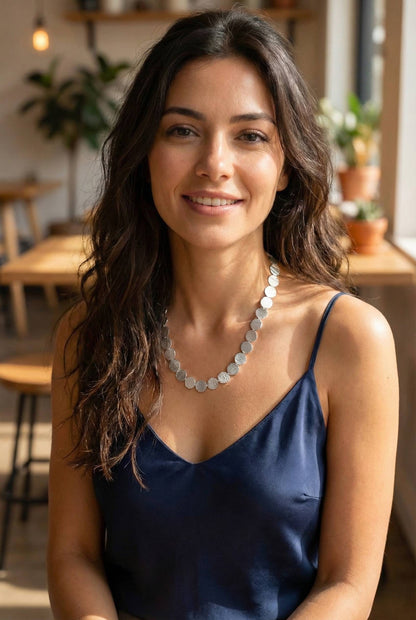 Yuvarlak Plaka Model Gümüş Renk Kadın Kolye
