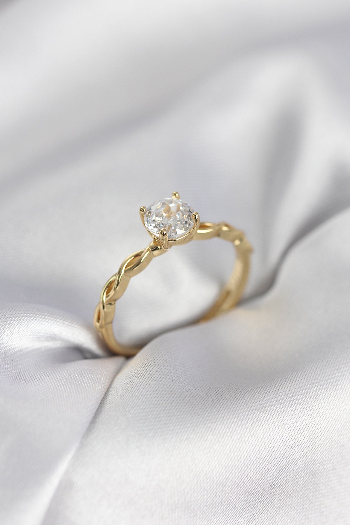 Gold-Tone Spiral Chain Solitaire Spiral Chain Women's Ring with Zircon Detail and Pearl Detail
