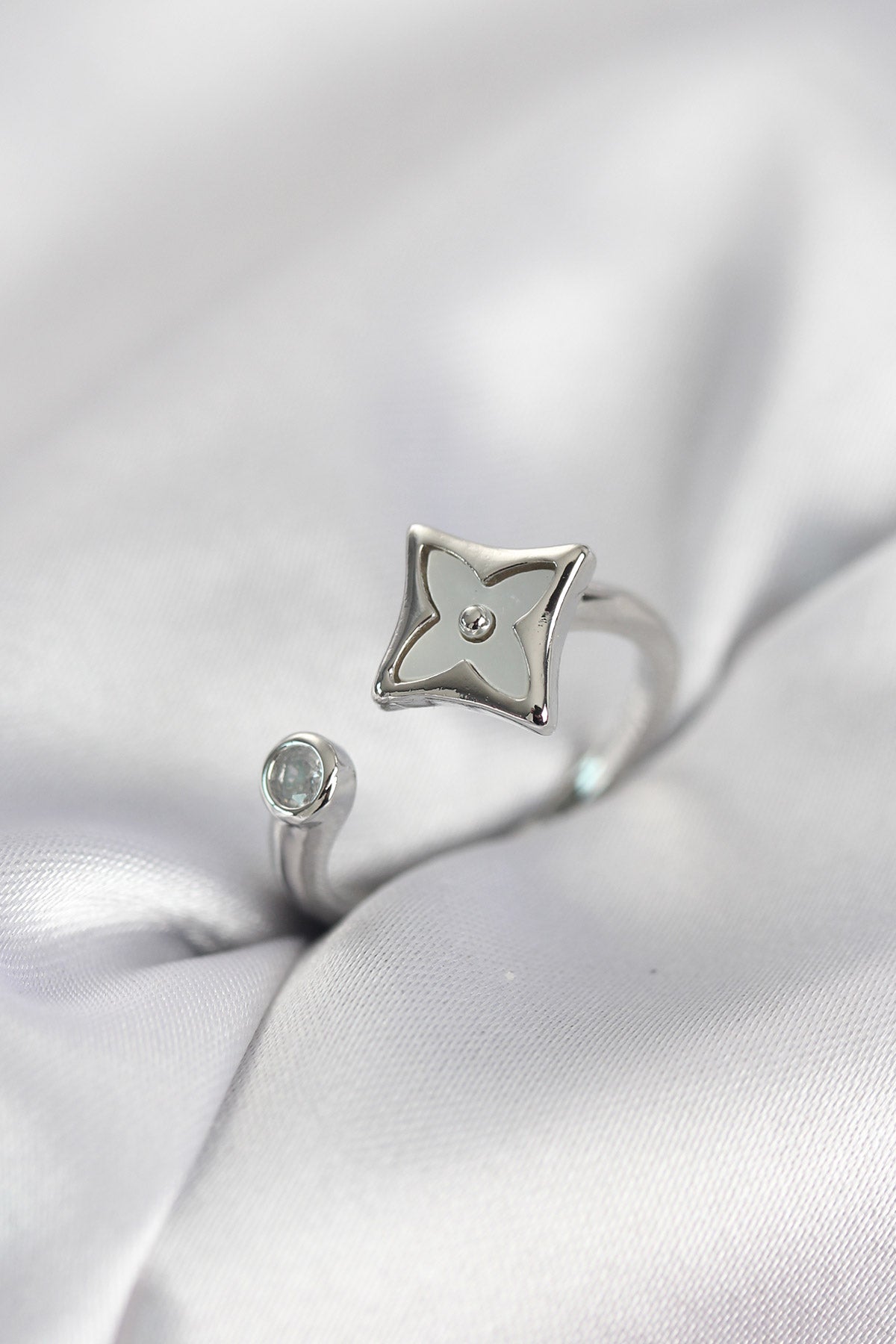 Silver-Tone Köşeli Clover with Zircon Detail Women's Ring