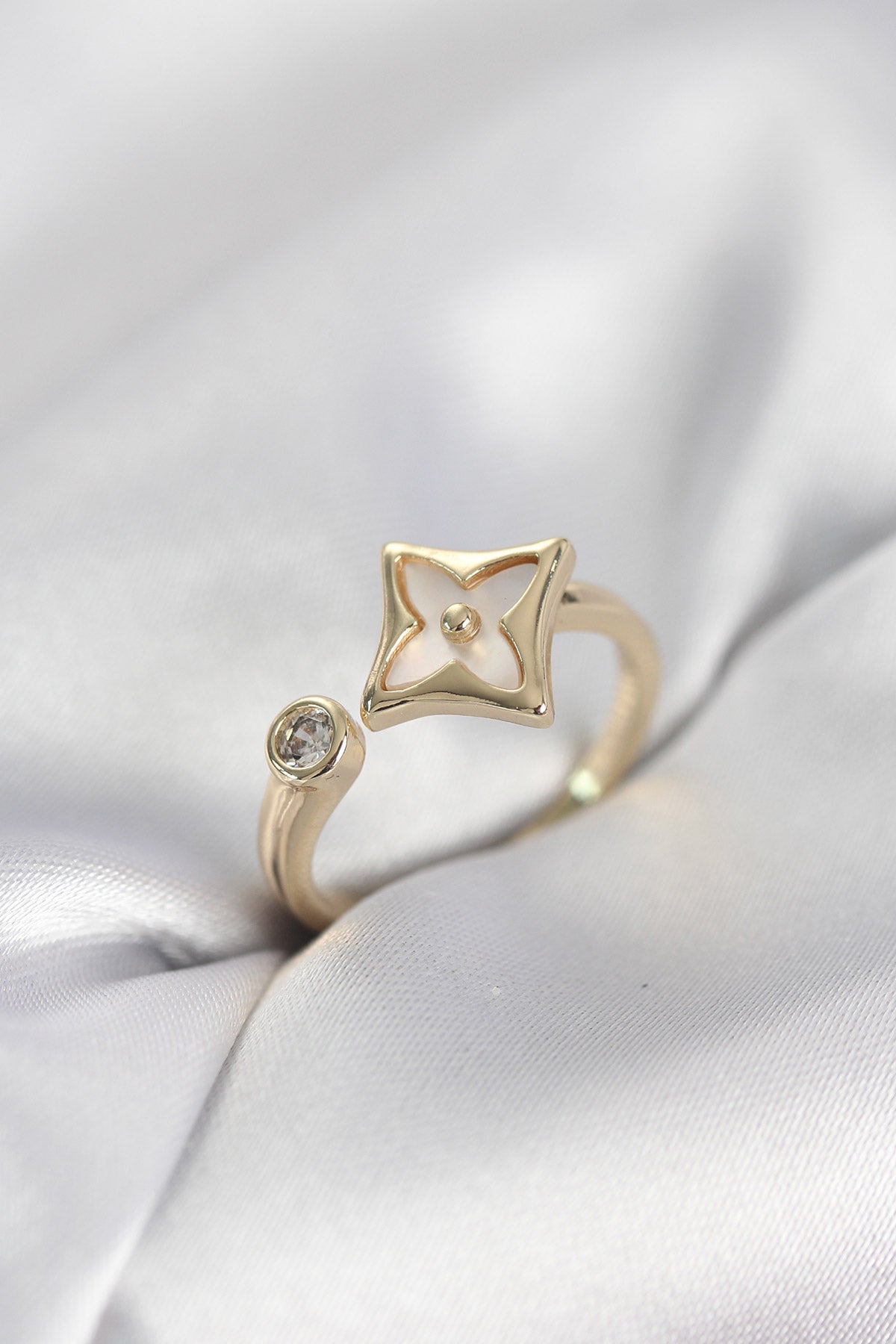 Gold-Tone Köşeli Clover with Zircon Detail Women's Ring